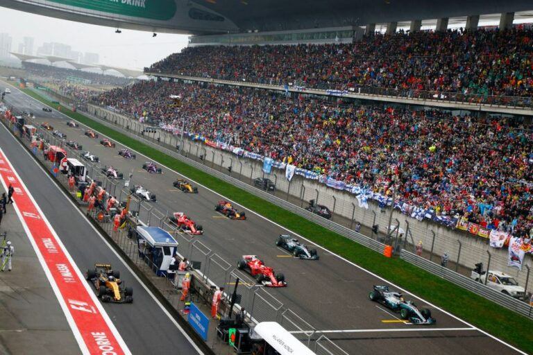 Horner tisztázná a „rajtrács-szabályt” Vettel esete után