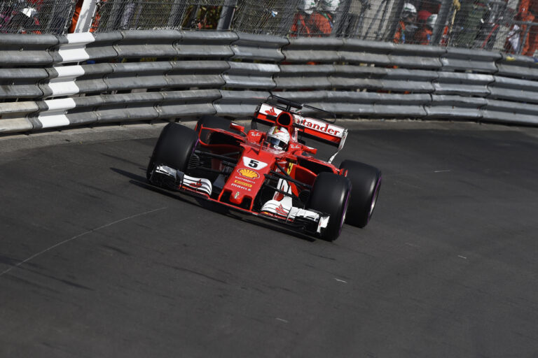 Lauda szerint Vettel a bajnokság favoritja