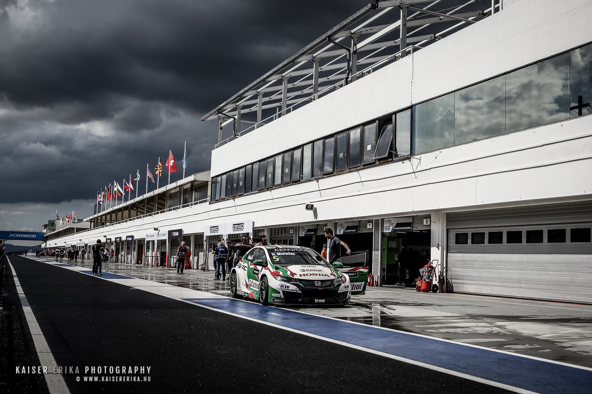 Michelisz autója megsérült, öt kör hátránnyal ért célba az első hungaroringi futamon