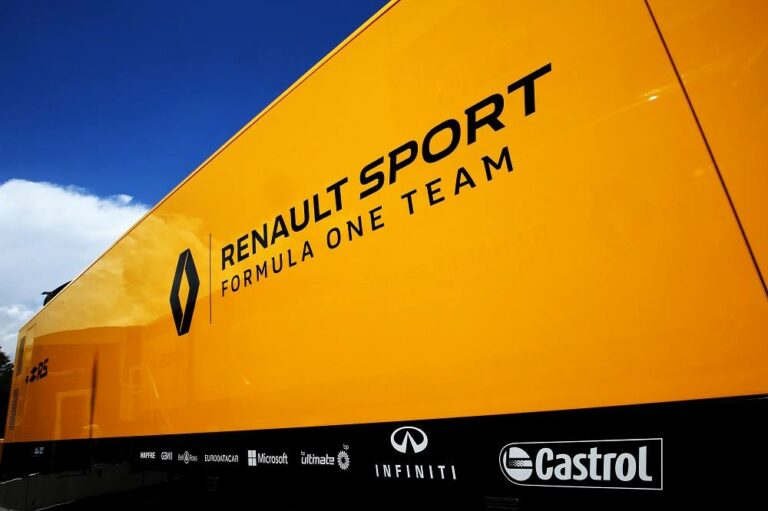 A Renault kimászni látszik a Lotus által ásott gödörből