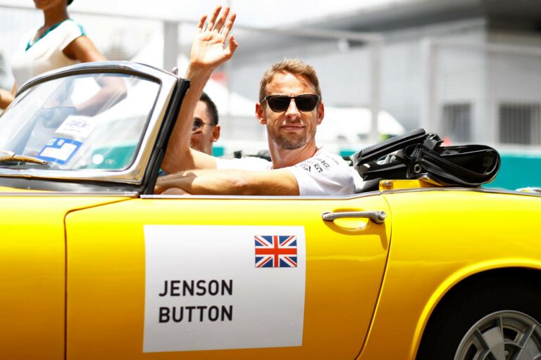 Jenson Buttont 15-helyes büntetéssel sújtották