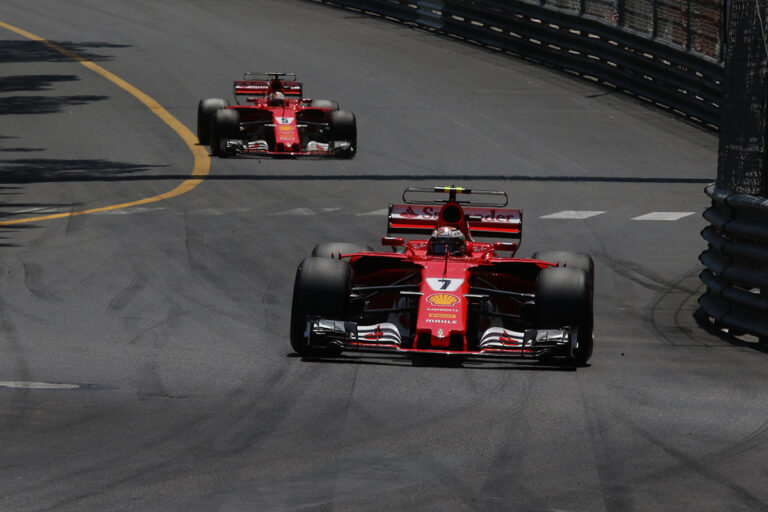 Hamilton szerint egyértelmű, hogy a Ferrari Vettelt segíti