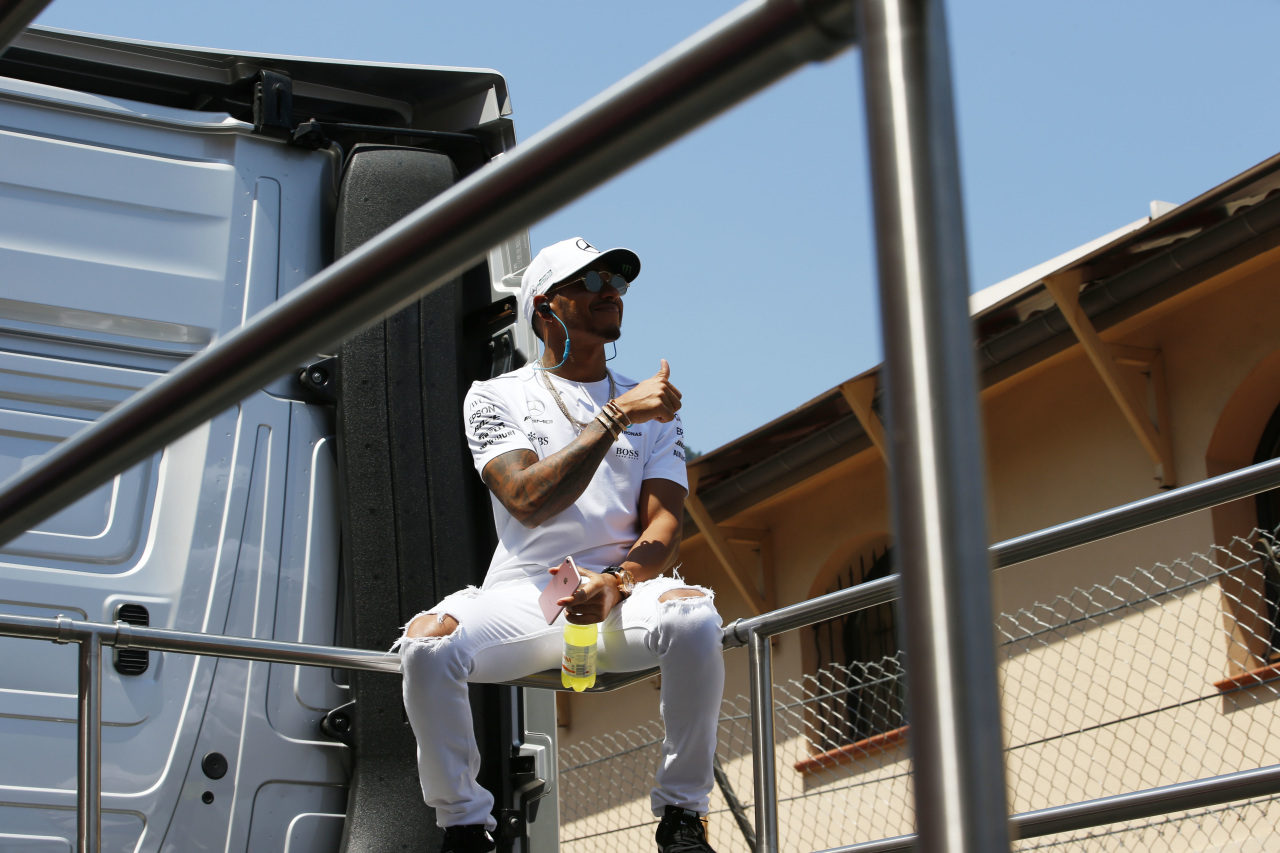 Hamilton Monacóba vonzotta a világsztár modelleket