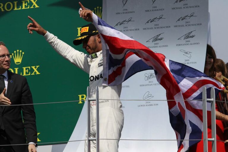 Lowe szerint Hamilton van olyan gyors, mint Senna