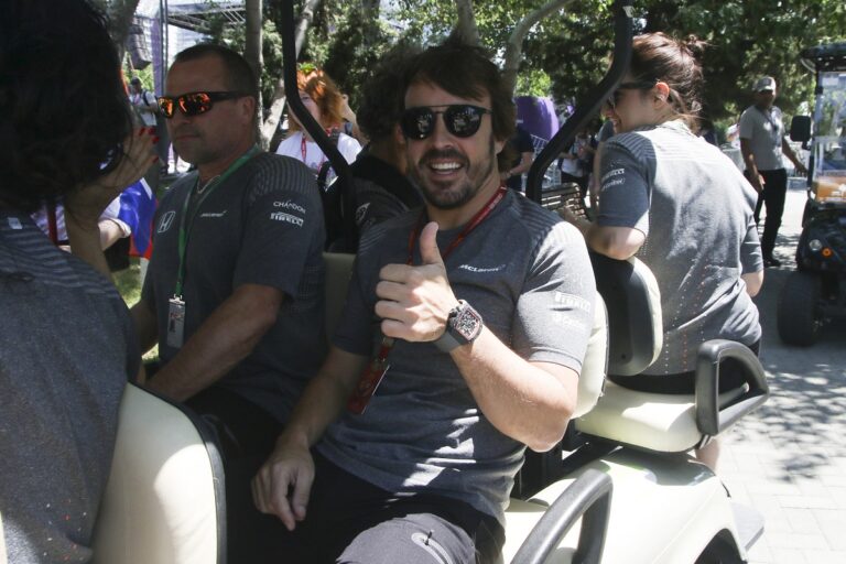 Alonso elsőként ért célba egy McLarennel!