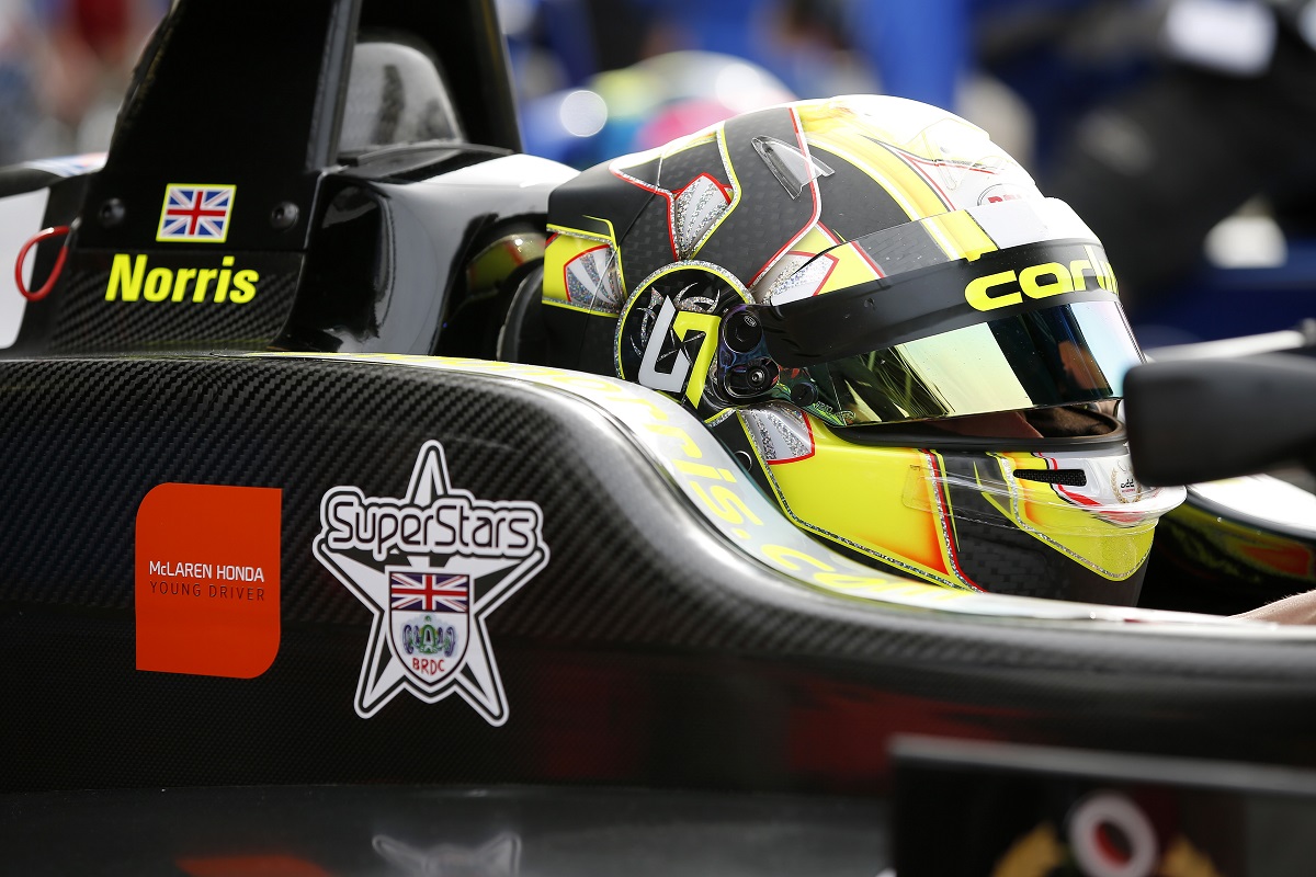 Lando Norris a héten Portugáliában tesztelte a 2011-es McLarent!