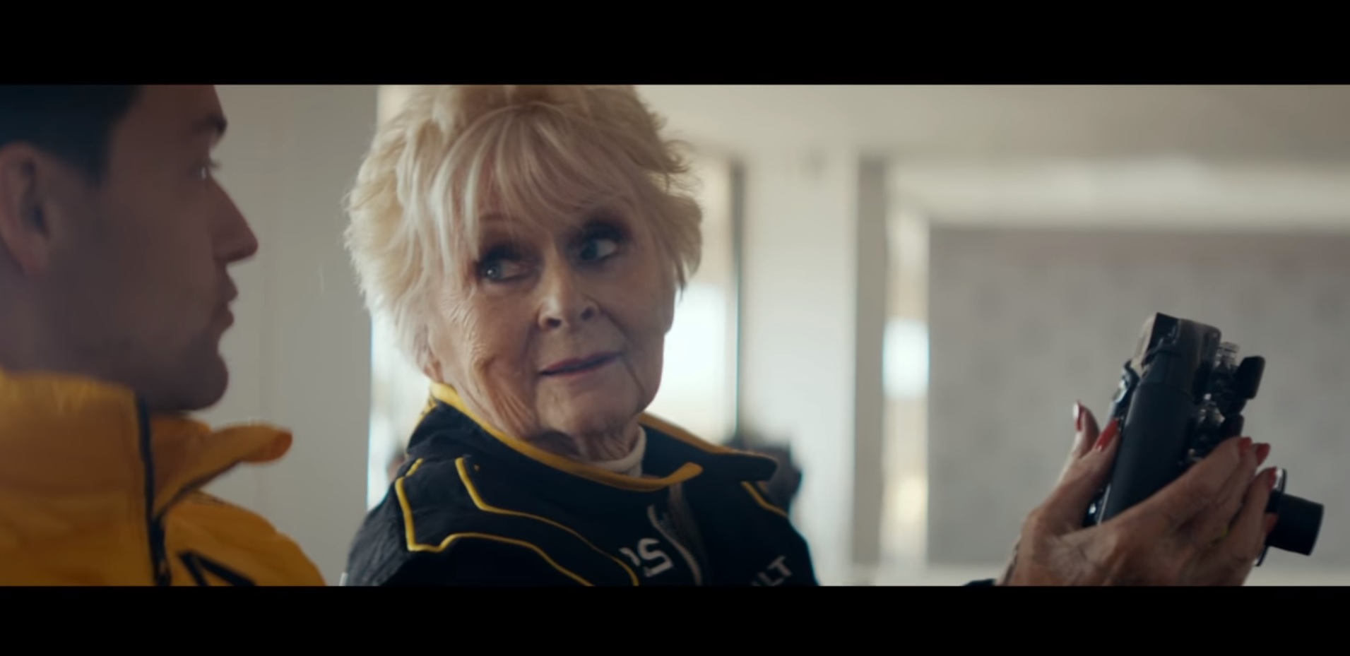 Egy 79 éves versenyzőnő hajtott meg egy F1-es Renault-t!