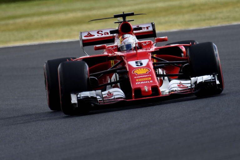 Vettel nem hibáztatja csapatát a korai kerékcsere miatt