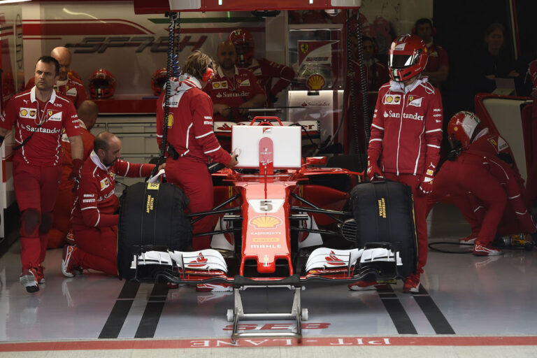 Egyre nagyobb nyomás nehezedik a Ferrarira