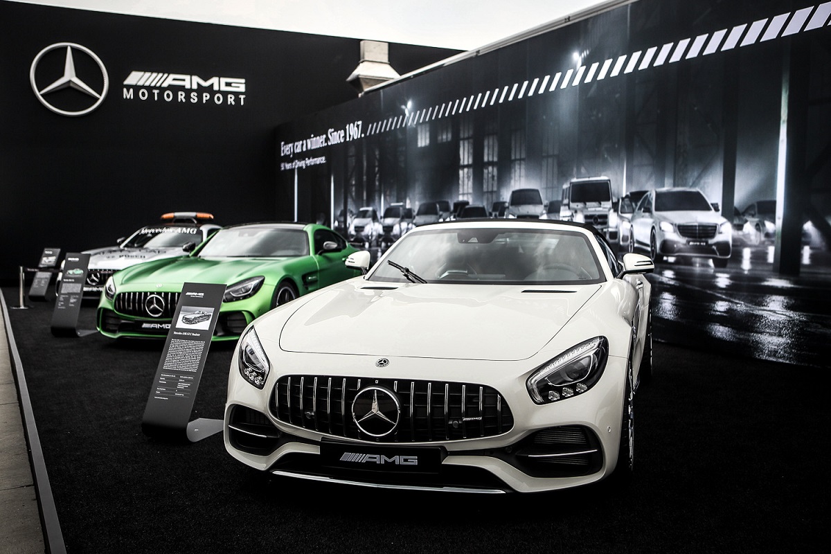 Az Európai Bizottság vizsgálja a vezető német autógyártókkal szembeni kartellgyanút