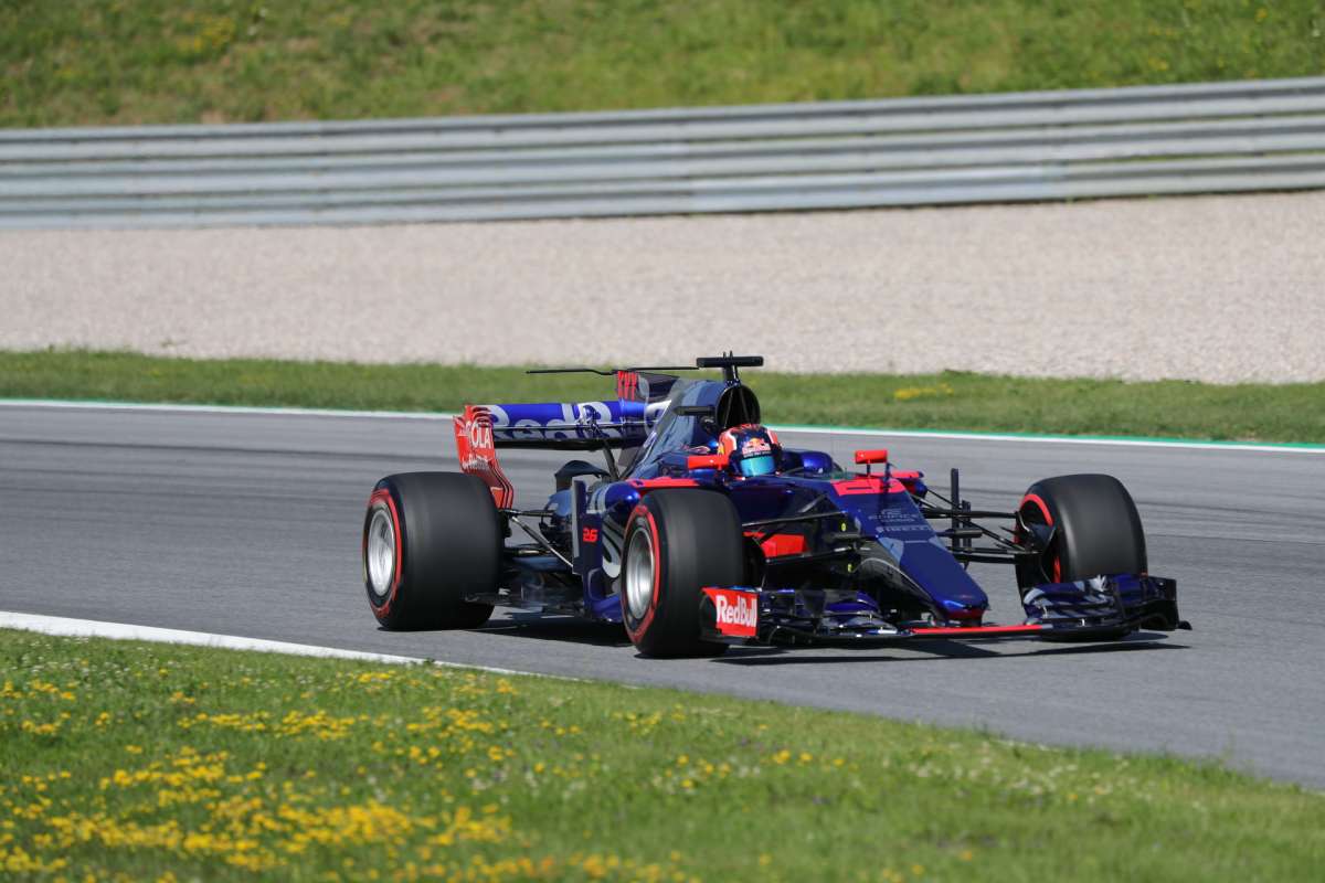 Ismét büntetést kapott Kvyat