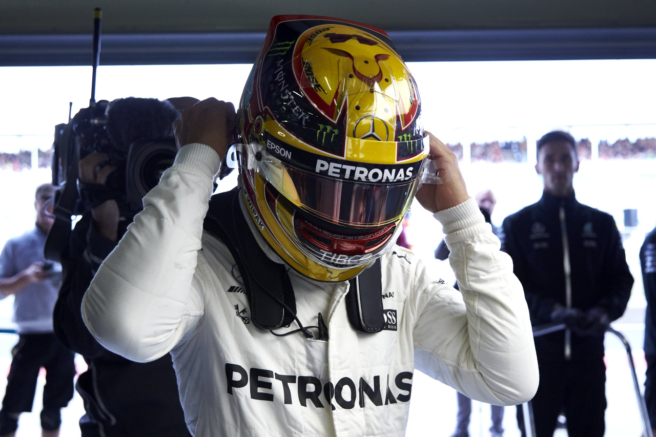 Hamilton fél másodperces előnnyel nyerte az időmérőt