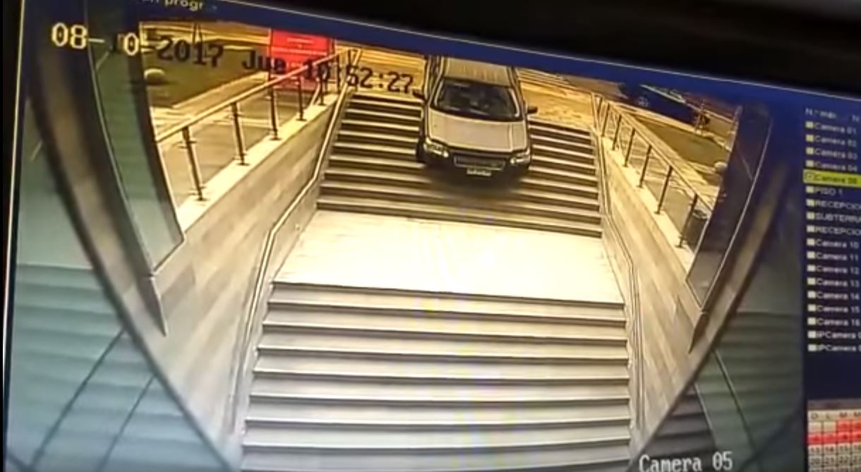 Elnézte a lehajtót, lezúgott az autó a lépcsőn