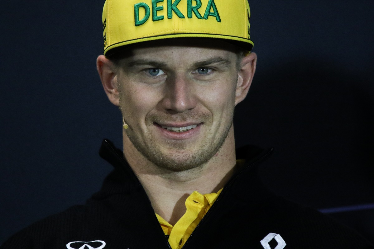 Magnussen feje Hülkenberg lábai között…