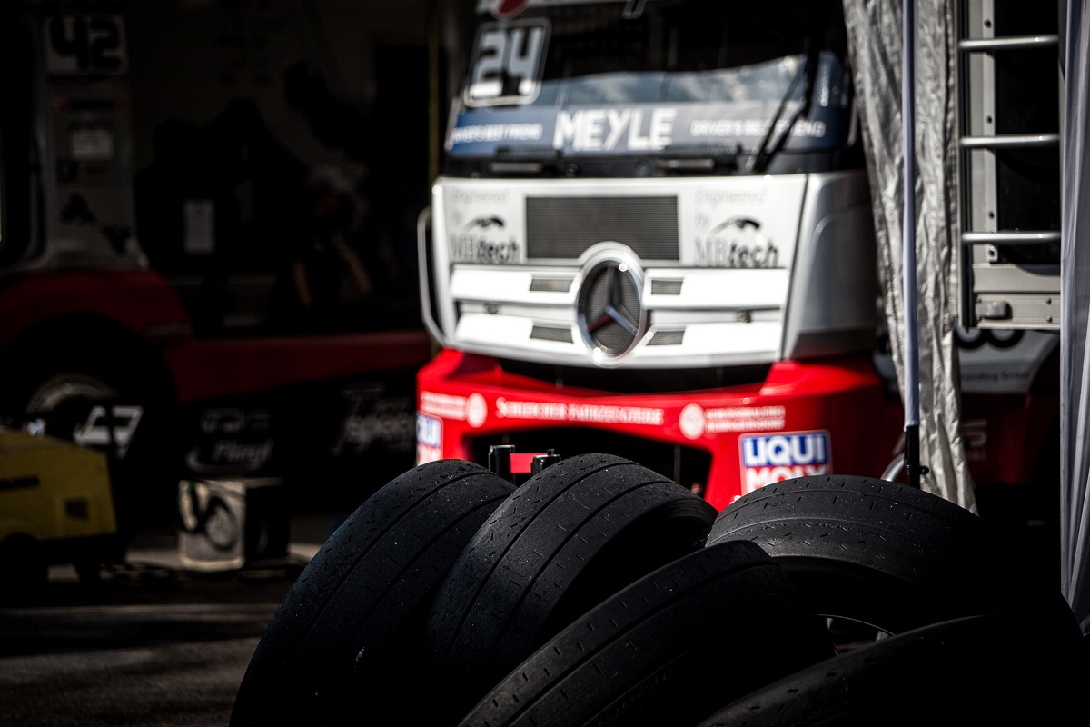 Kamion Eb – Szijjártó Péter: nagyobb figyelmet kaphat a tehergépjármű ipar