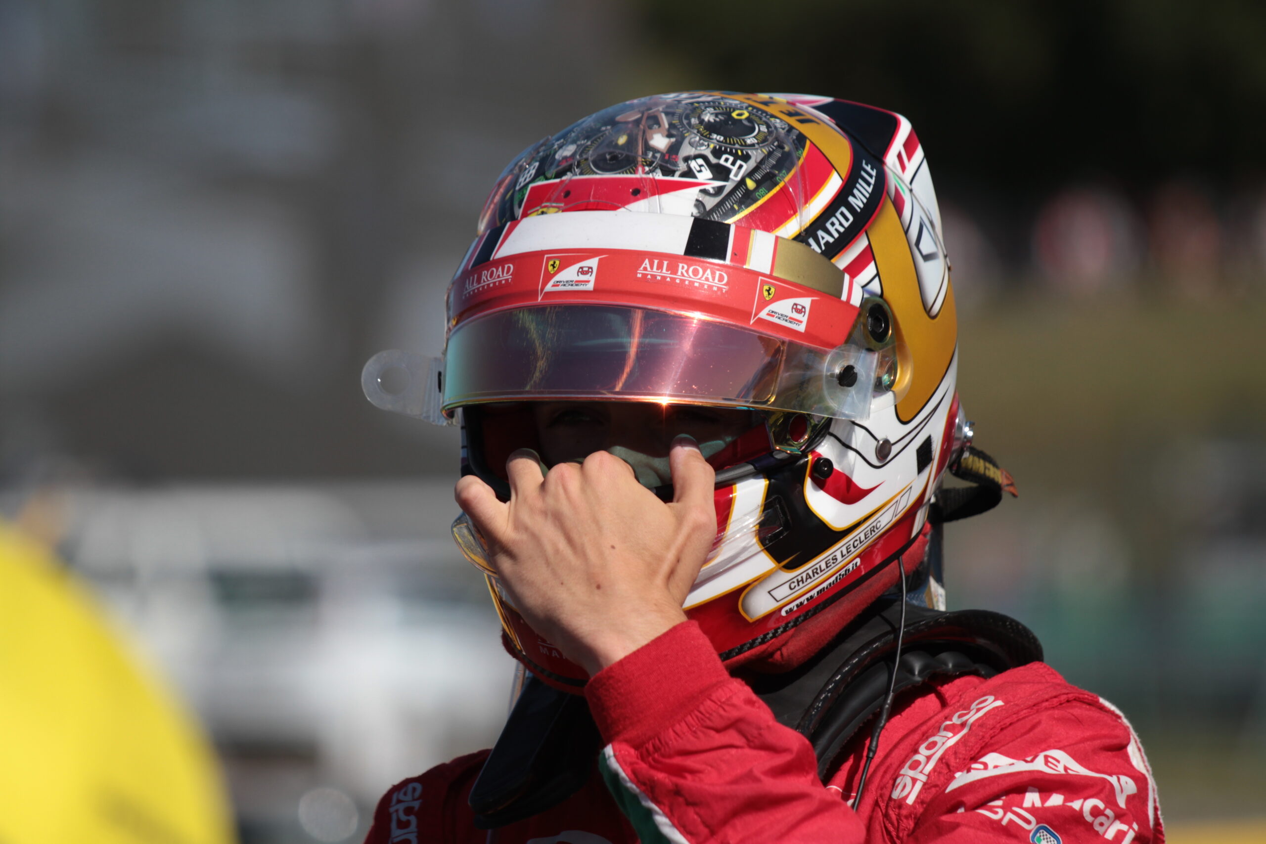 Leclercet és Rowlandot is kizárták az F2 főversenyéről