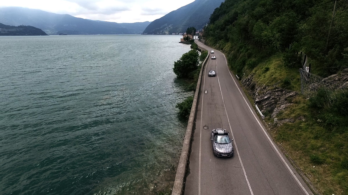 Újabb részleteket villant a BMW i8 Roadster