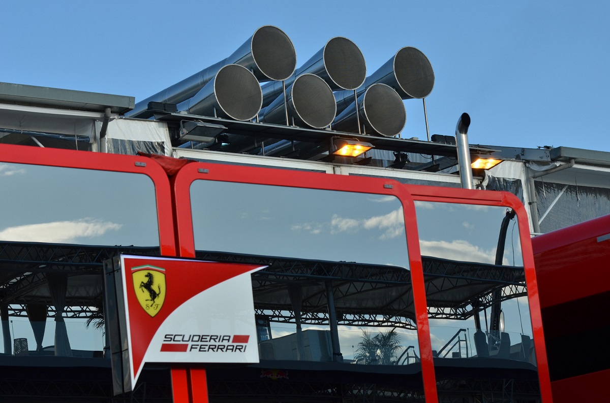Hosszabbít a Ferrari és a Marlboro!