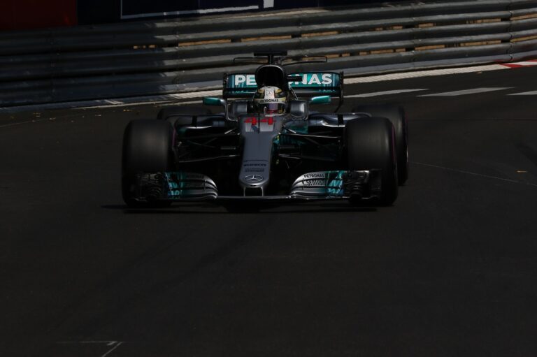 Hamilton a Red Bulltól tart, a McLarent visszavárja az élre