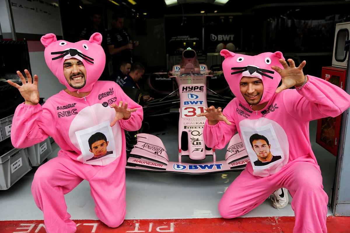 Rózsaszín párducok pózoltak a Force India boxában
