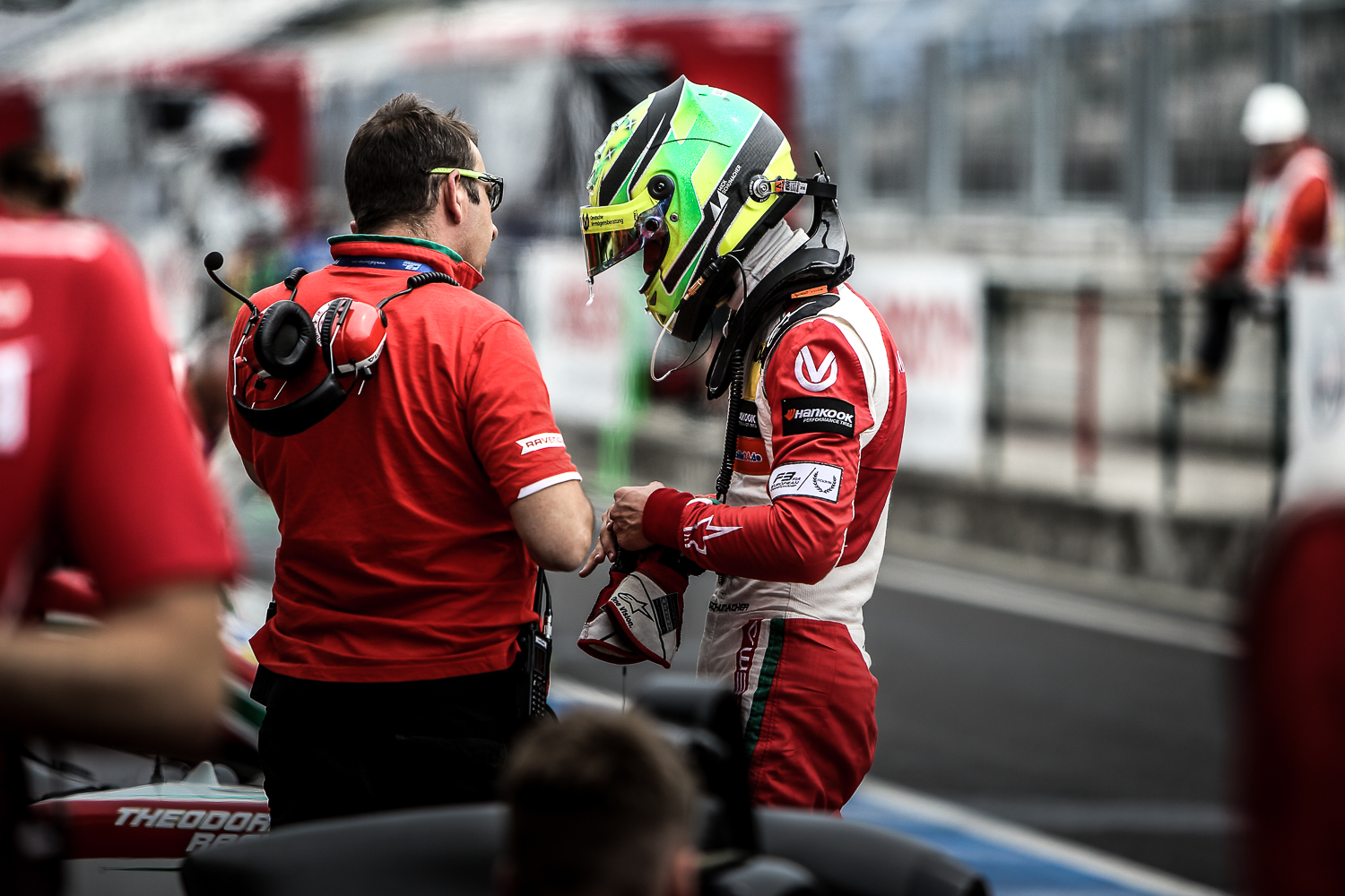 Mick Schumacher tortát vágott csapatfőnöke képébe