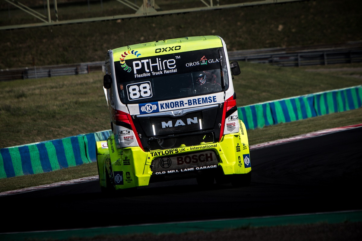 Vegyél nemzeti színű kamiont a nemzeti ünnepen!