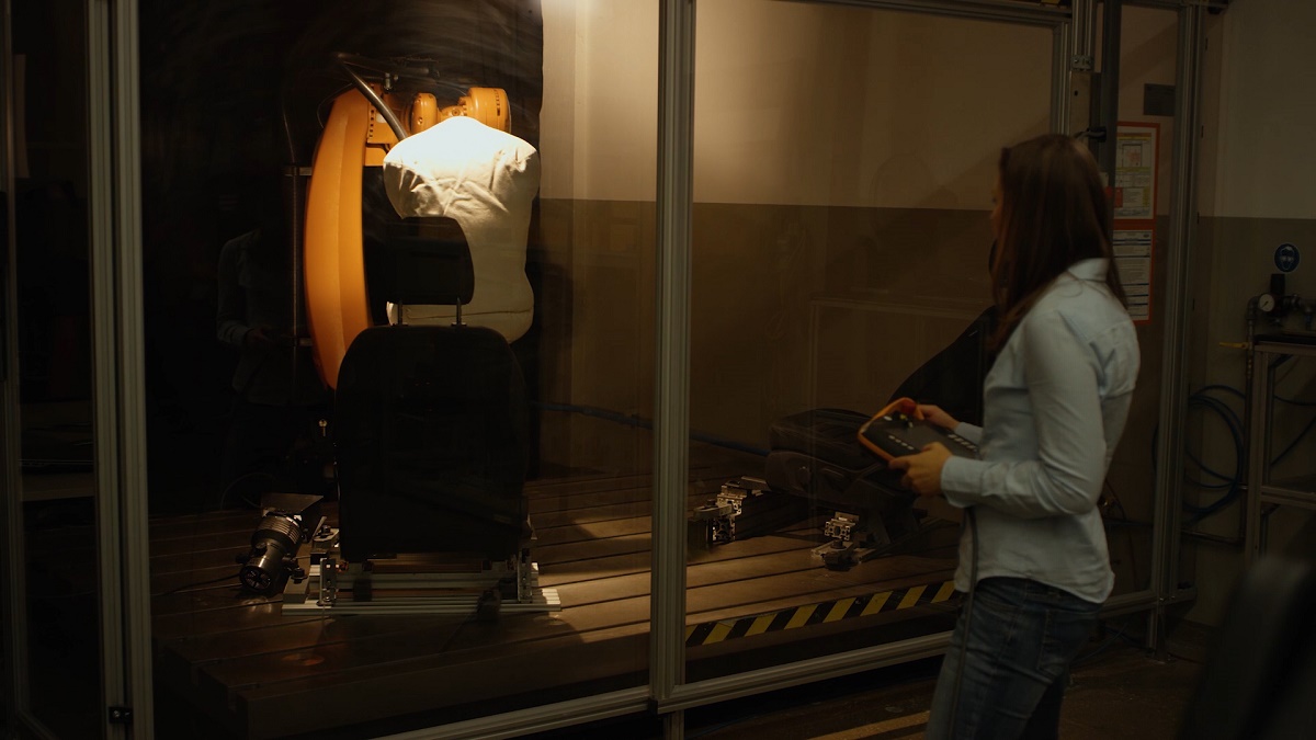 A „Robutt” névre hallgató robot az emberi hátsó mozgását utánozza, nagyban hozzájárulva ahhoz, hogy az ülések valóban hosszú életűek legyenek