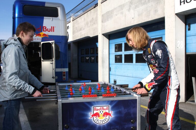 Kvyat és Hartley (+ a többi Red Bullos) 2010-ben