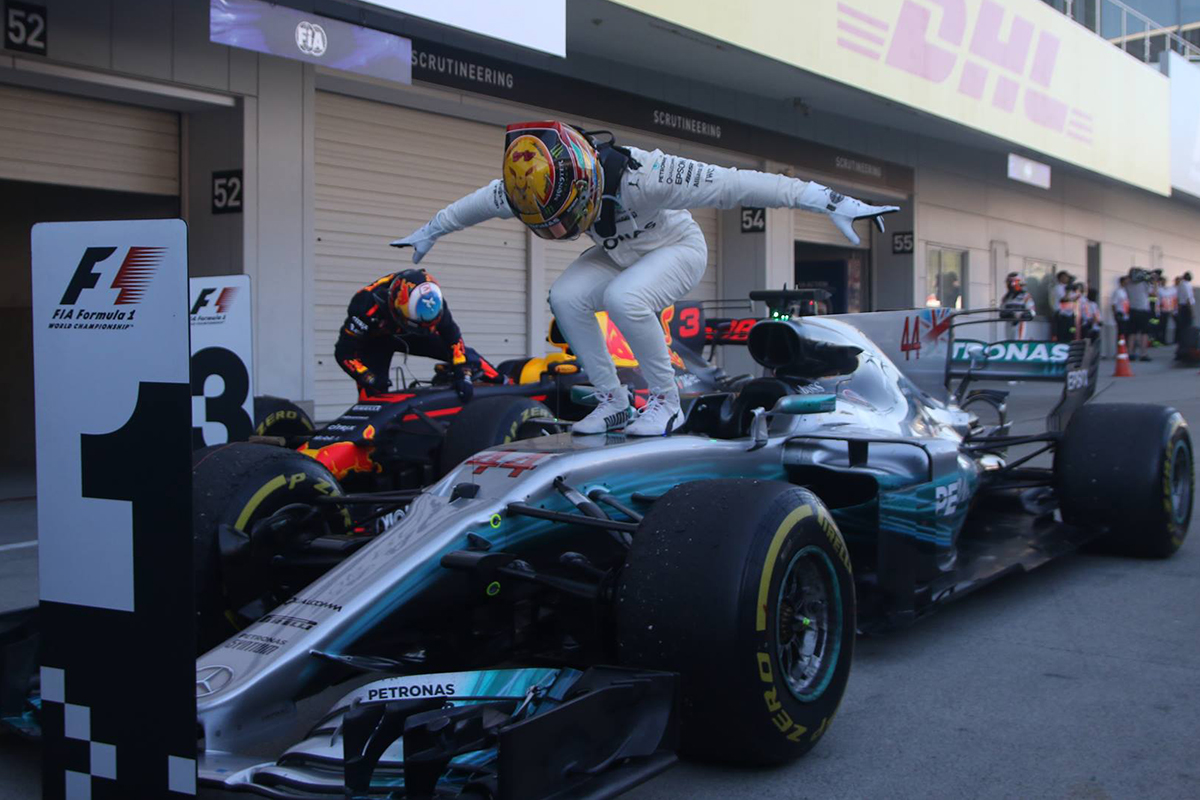 Grosjean bemószerolta Hamiltont Charlie Whitingnál