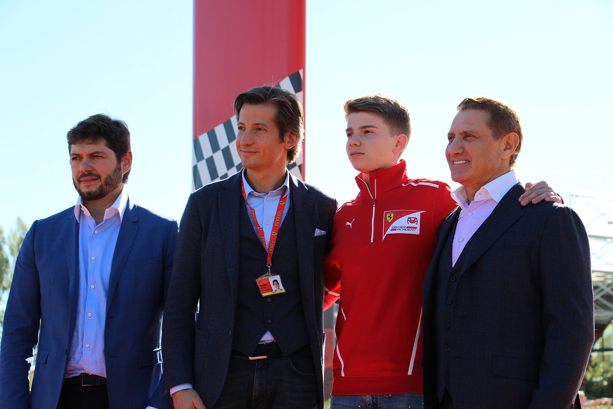 Orosz versenyzőt igazolt a Ferrari