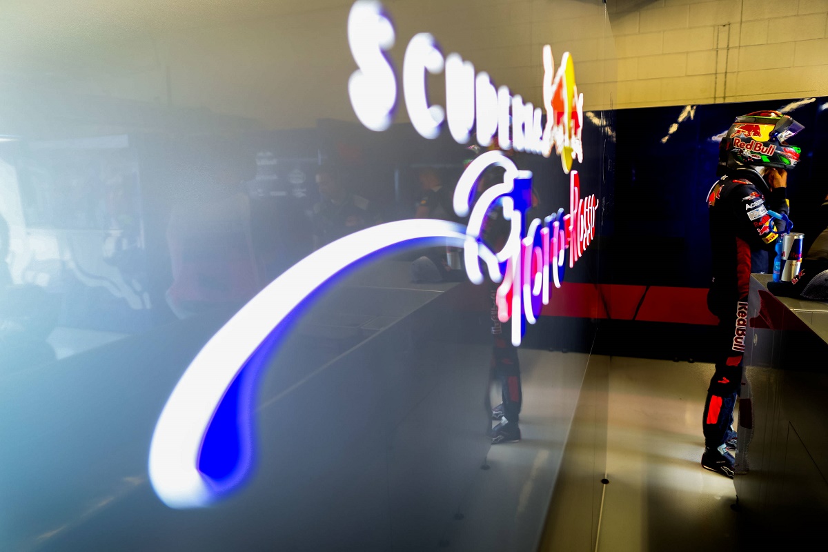 A Toro Rosso pilótái karácsonyi dalokat énekelnek! Szörnyen