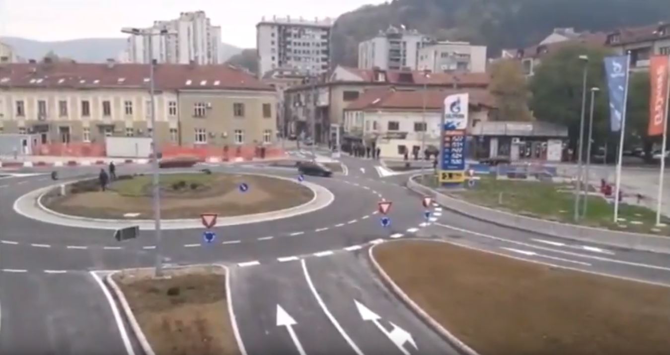 Nem adtak használati utasítást a körforgalomhoz…