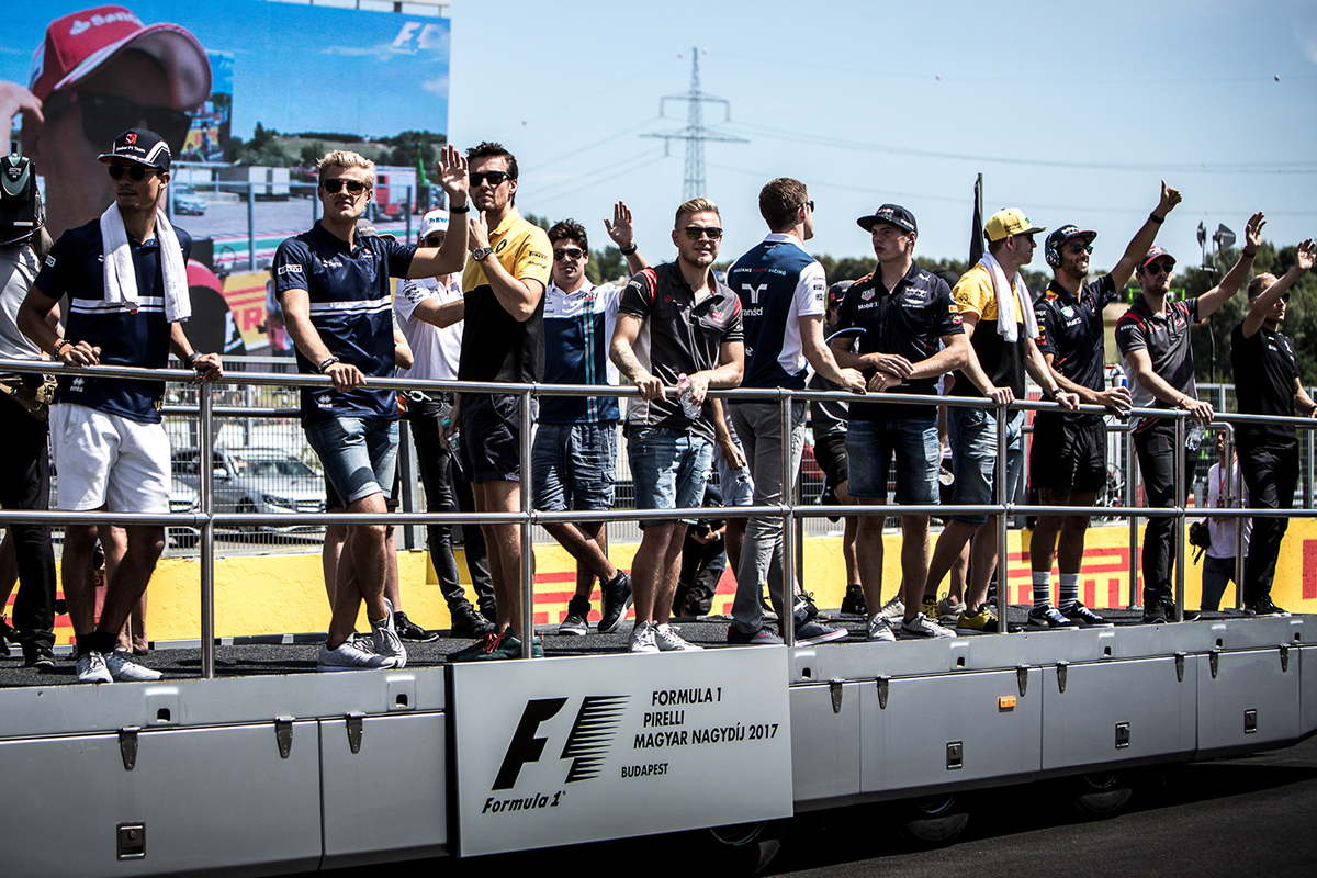 Rágyúrnak a szezonra az F1-esek