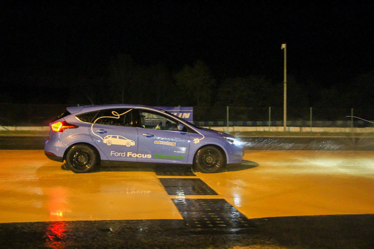 Az első hazai zéró emissziós téligumiteszt – Ford Focus Electric-kel tesztelték a teljes hazai téligumi kínálatot
