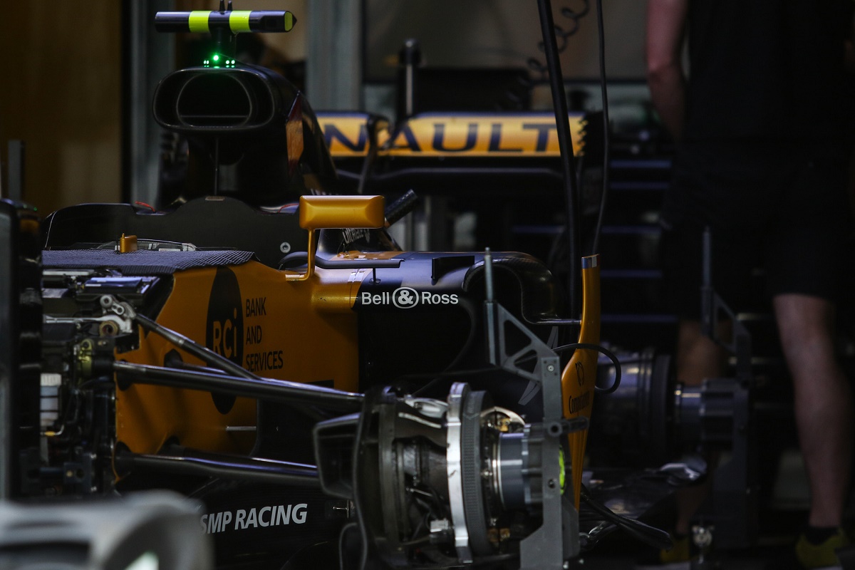 Hülkenberg barátnője a Renault orrán dolgozgat