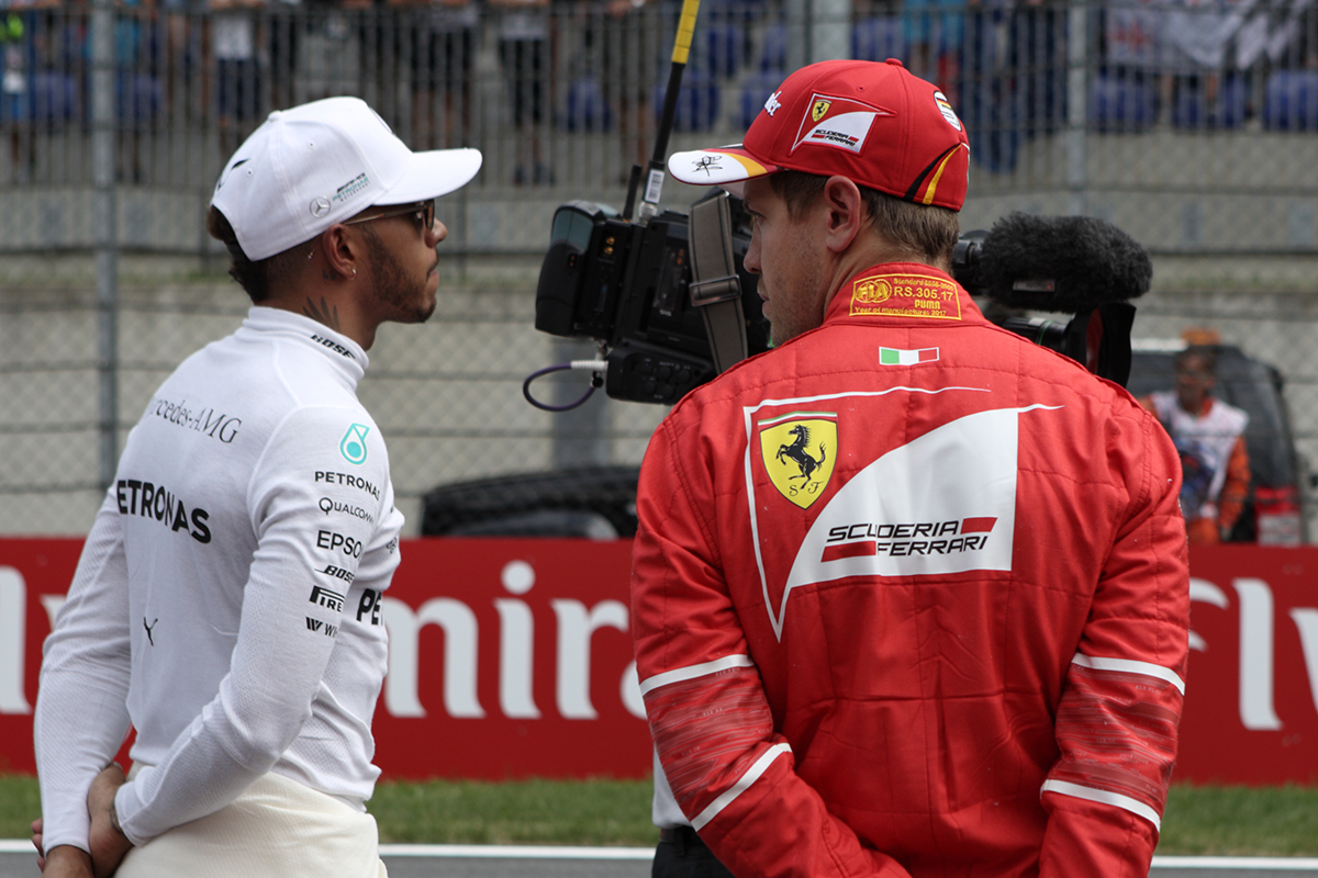Hamilton szerint Vettel extrém nyomás alatt volt idén