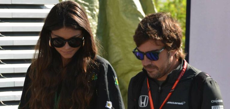 Félmeztelen barátnőjével, címlapon szerepel Fernando Alonso