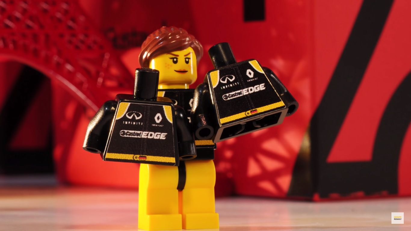 Beszabadult egy csapat LEGO figura a párizsi Renault szalonba!