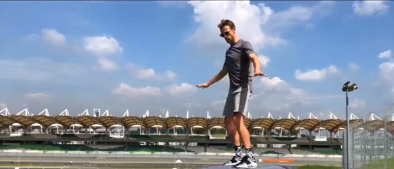 Itt van Jenson Button első videóblogja