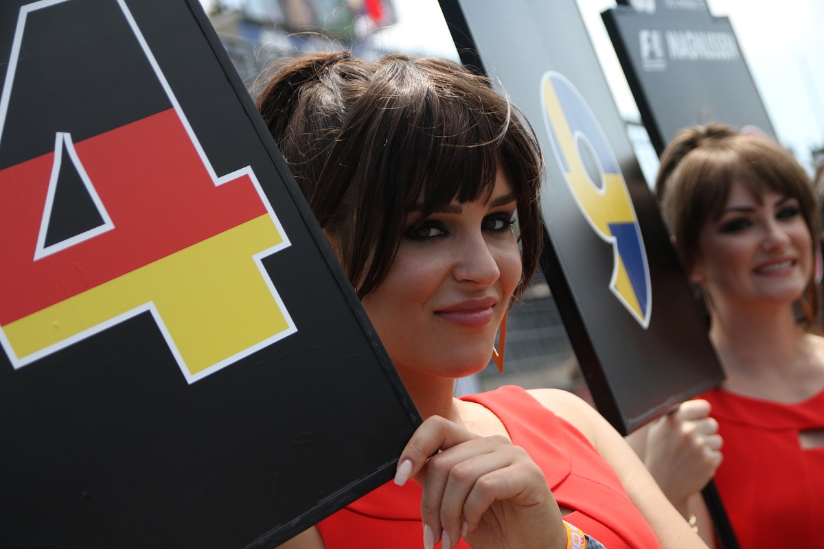 Fontosabb szerepet kaphatnak a grid girl-ök az F1-ben