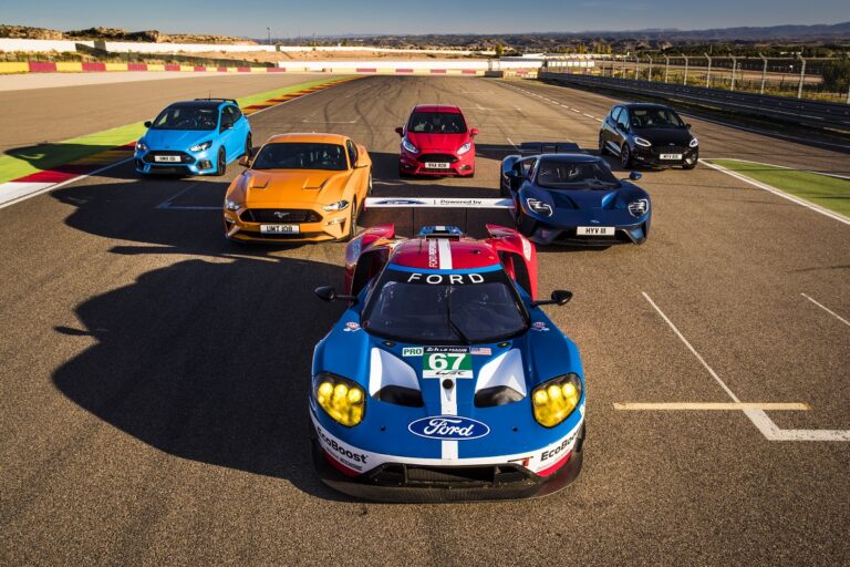 Nyolc Ford Performance autó + nyolc Ford GT-versenypilóta = lenyűgöző show a versenypályán