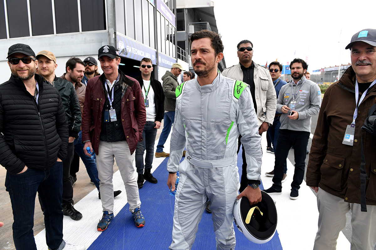 Orlando Bloom versenyző overallt húzott