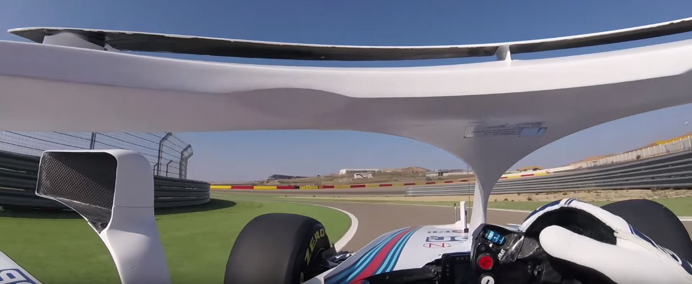 Így vezet Kubica a sérült kezével