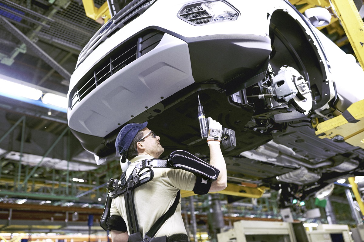 Ember és gép egysége: a világon elsőként egy Ford autógyár szerelőszalagján áll munkába a ‘Vasember’
