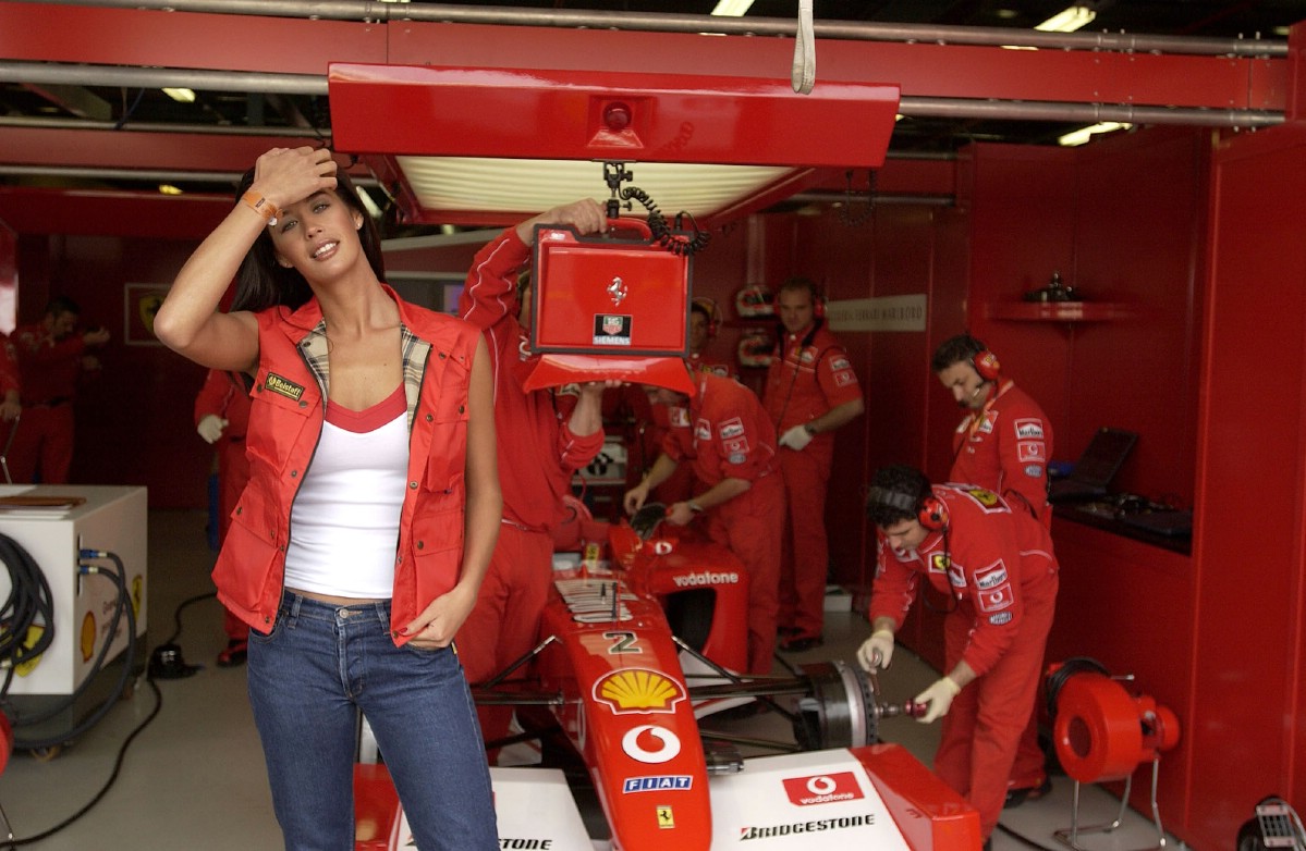 Amikor egy modell is elkísérte a versenyekre a Ferrari versenyzőit