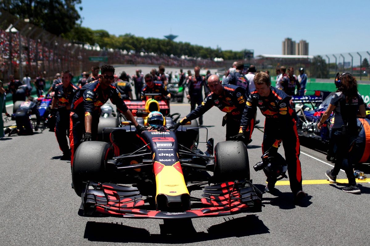 Grid kids: Gyerekek váltják a rajtrácslányokat a Forma-1-ben!