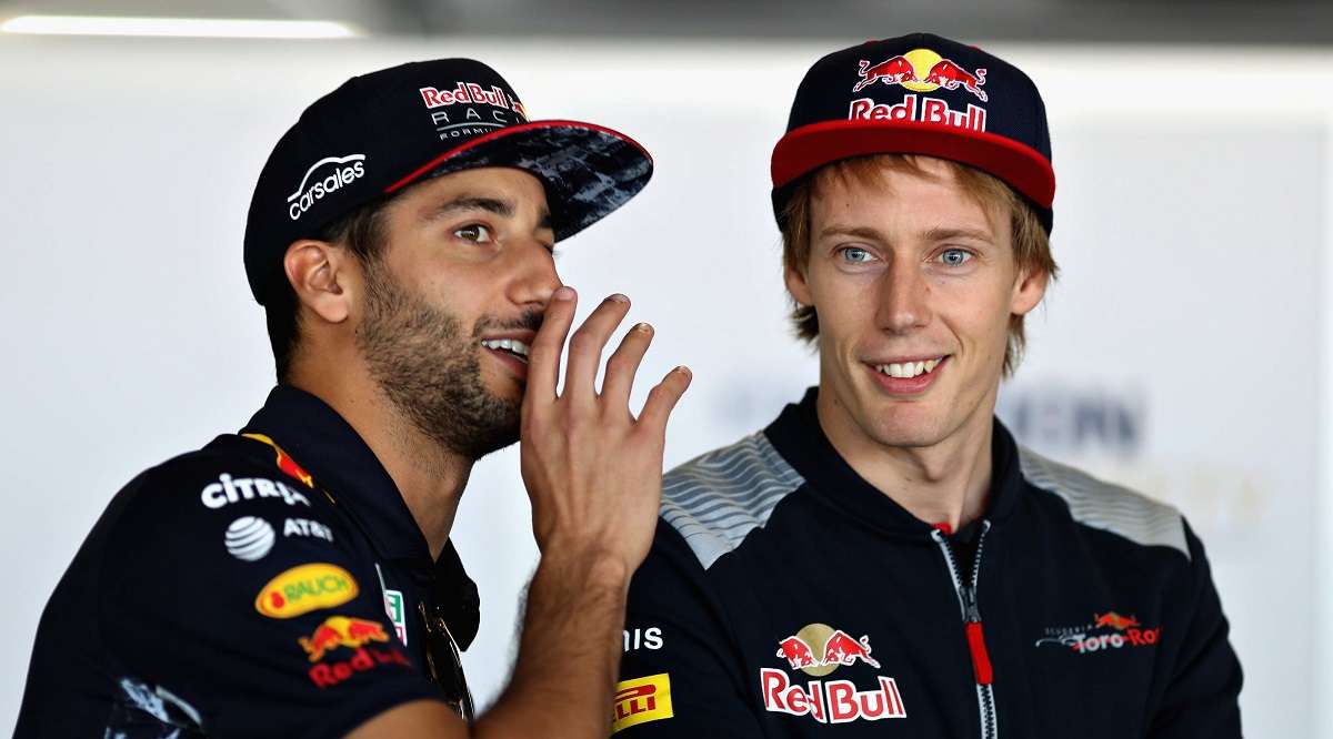 Kis éji zenei: Így gitározik Hartley és énekel hozzá Ricciardo