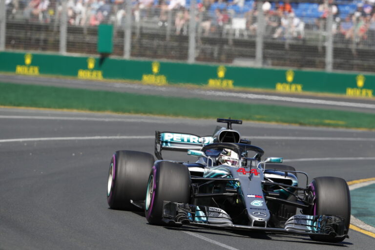 Hamiltoné a pole Melbourne-ben, Räikkönen nagy lemaradással második