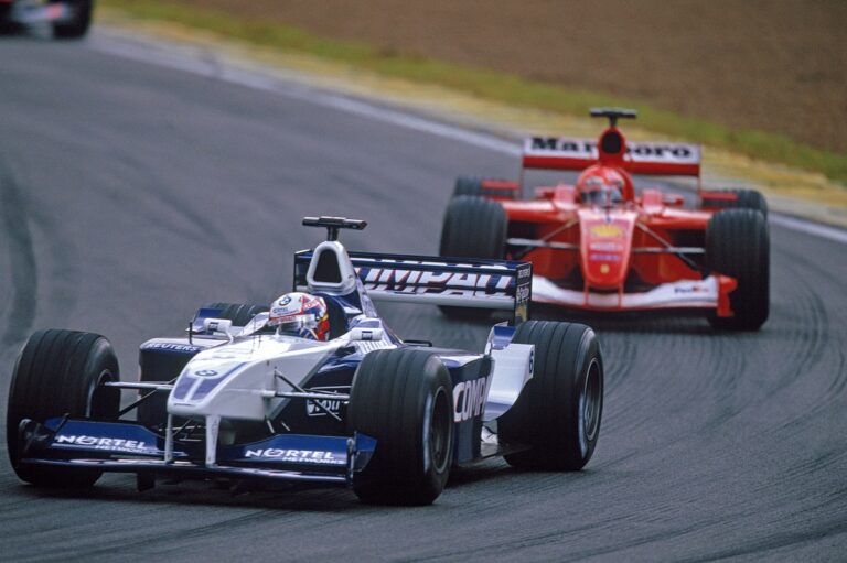 Montoya áprilisi tréfája Schumacherrel, 2001-ben a Brazil Nagydíjon