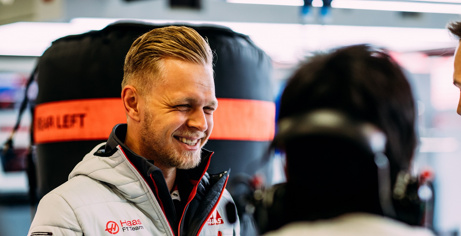 Magnussen tökön vágta az egyik csapattagot – poénból